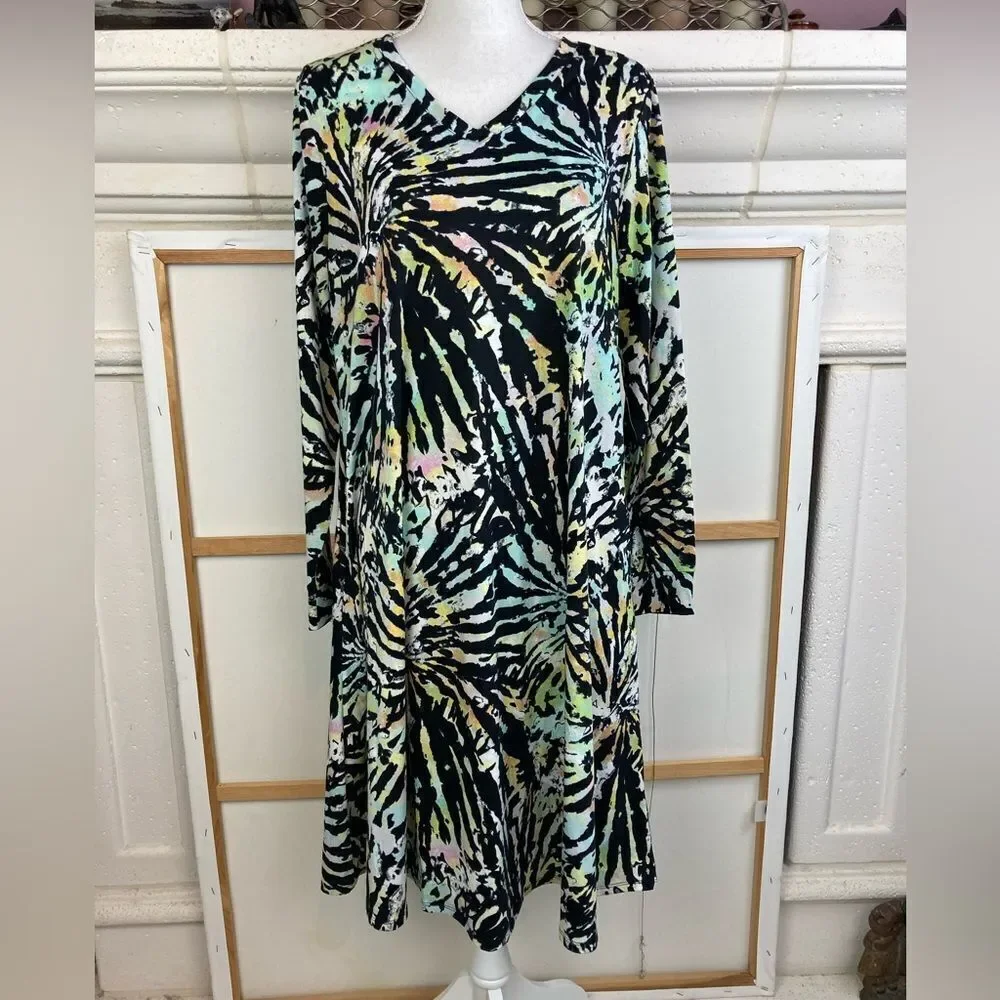NWOT Abstract print dress V neck w/ pockets rare